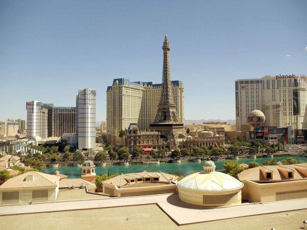 В Лас-Вегасе из-за коронавируса на месяц закрыли казино